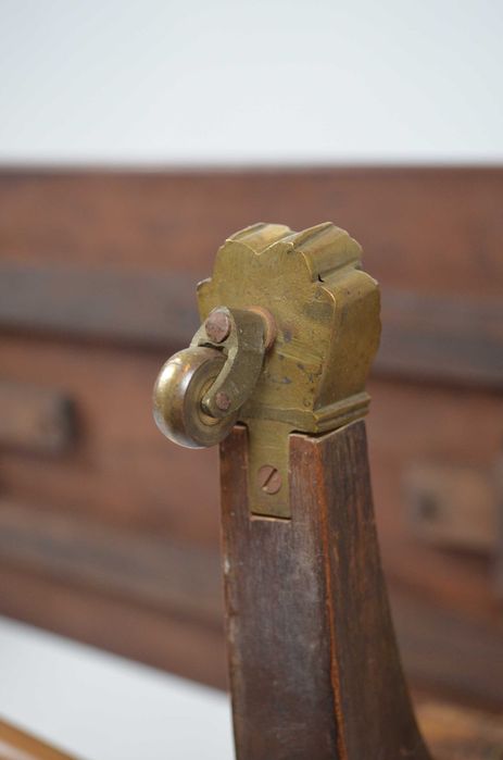 Mesa de Centro Inglesa Anos 20 em Nogueira – extensível, Pés em Latão com Pata de Leão