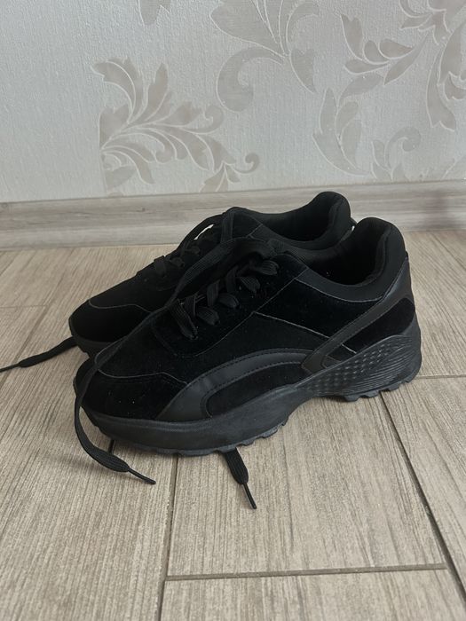 Кроссовки черные sinsay