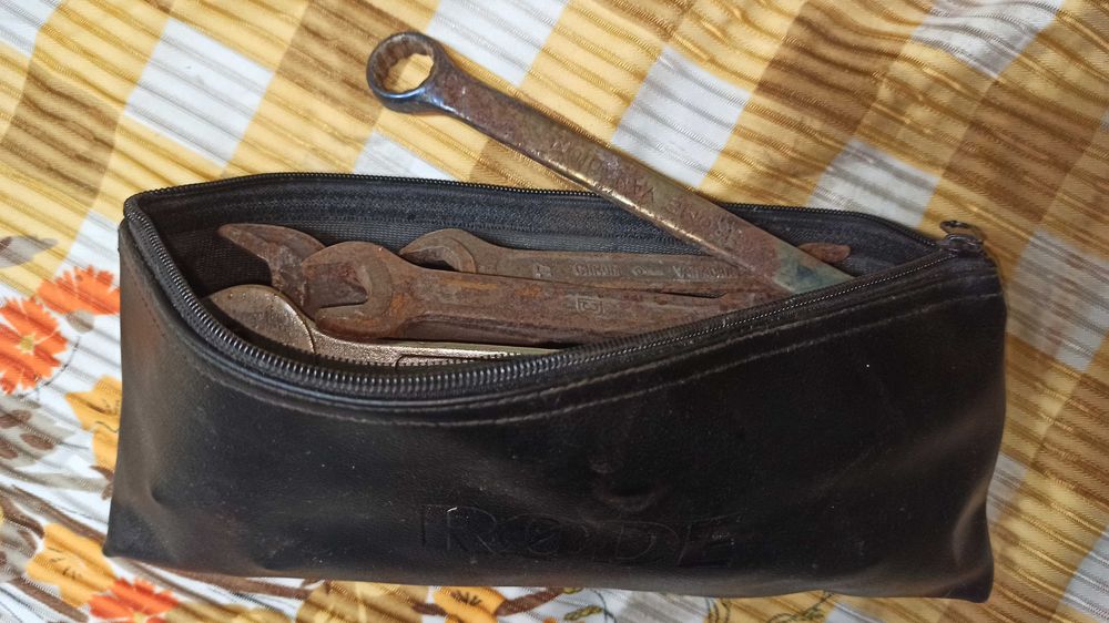 Комплект ключей и инструментов