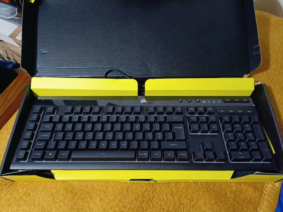 Corsair K55 RGB PRO Teclado Gaming Retroiluminado Preto (novo)