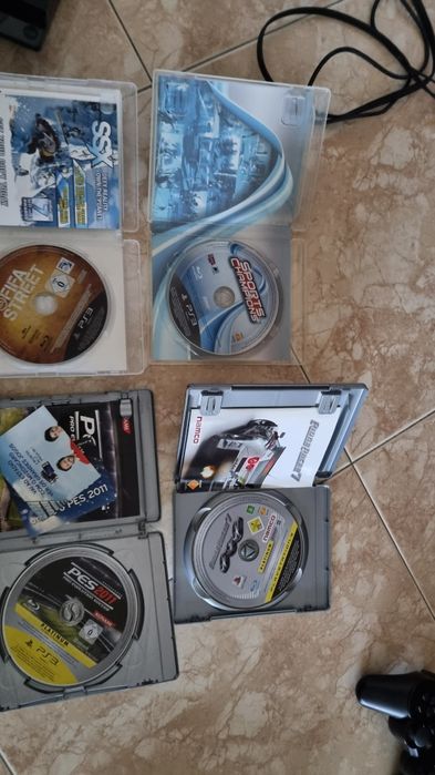 PS3 com comando e 2 comandos move