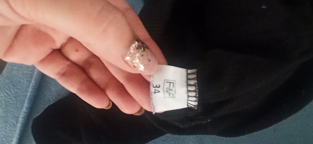 Czarna damska bluza z kapturem w rozmiarze XS/S marki F&F