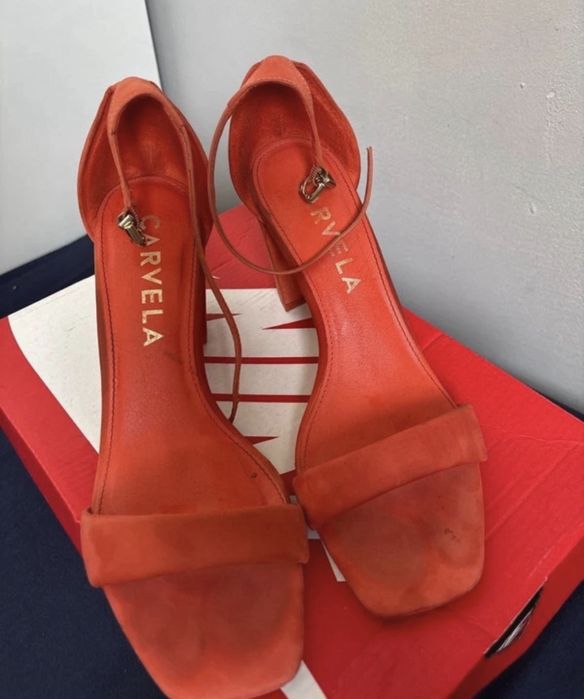 Pomaranczowe szpilki Carvela