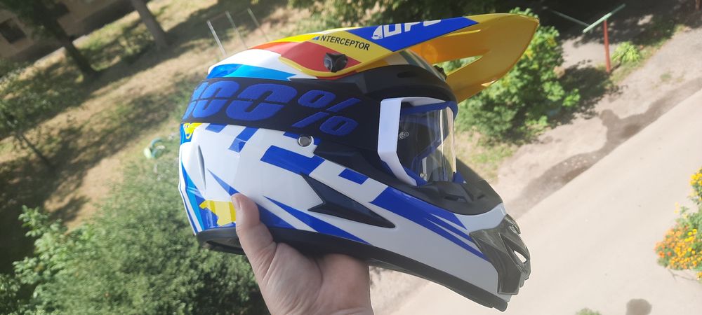 Шолом з окулярами