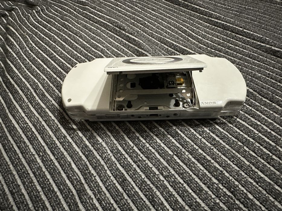 PSP 1000 (Primeira Geração) – Edição Clássica Branca