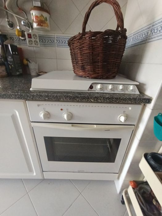 Moveis de cozinha branca+ pedra+ fogão+ forno + lava-loiça