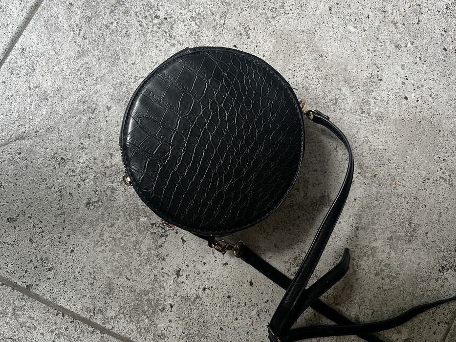Czarna torebka Sinsay okrągła krokodyl aligator