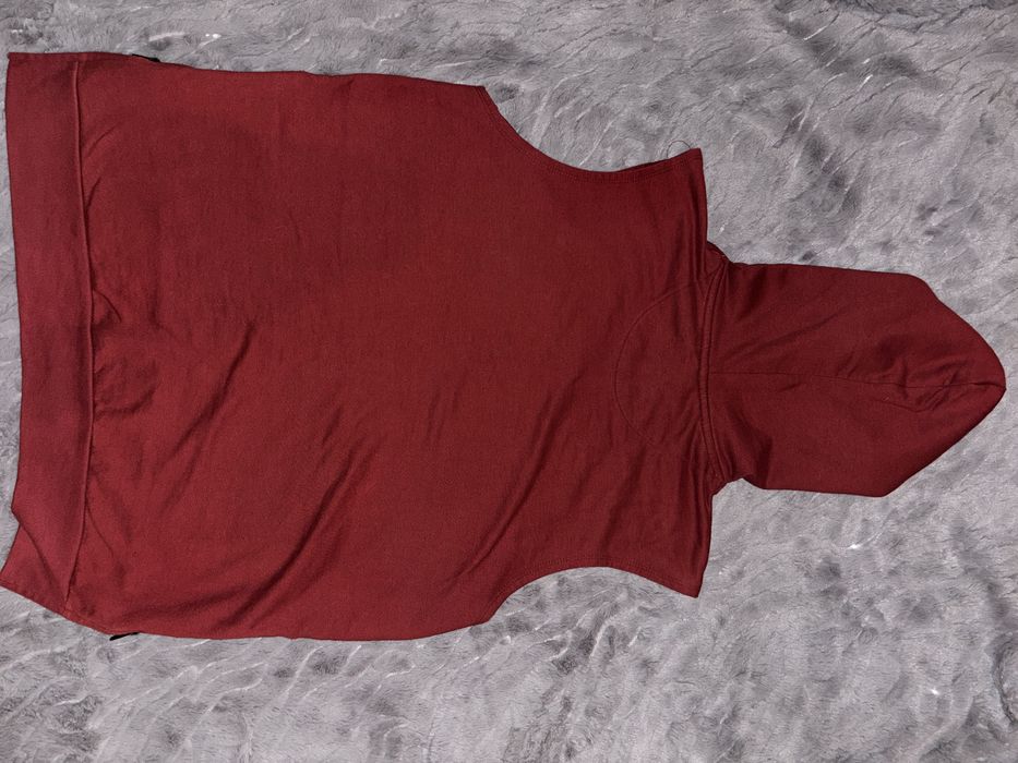 czerwona bluza bez rekawow