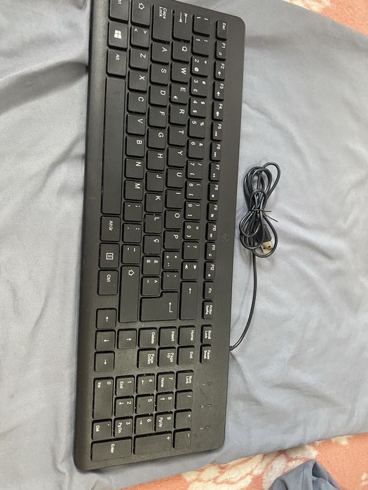 •Monitor HP •Teclado • Mesa • Impressora