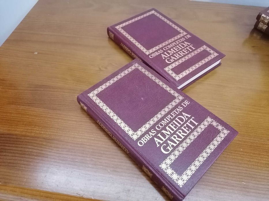 Lote de livros de Almeida Garret e Camilo Castelo Branco