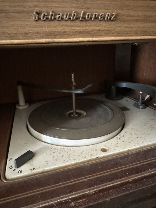 Rádio gira discos em móvel Schaub Lorenz