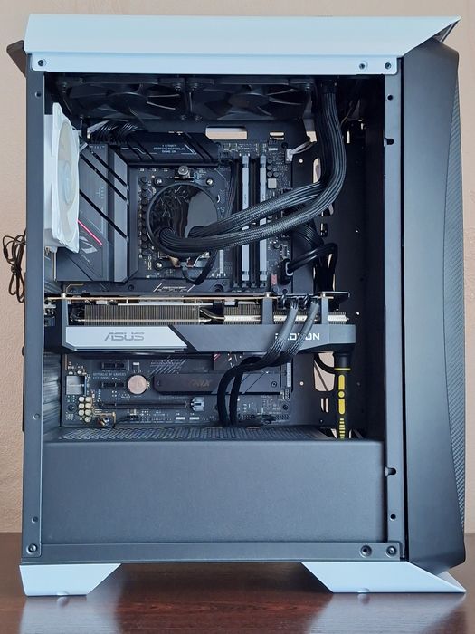 Комп'ютер  - підходить як для ігор, так і для роботи.