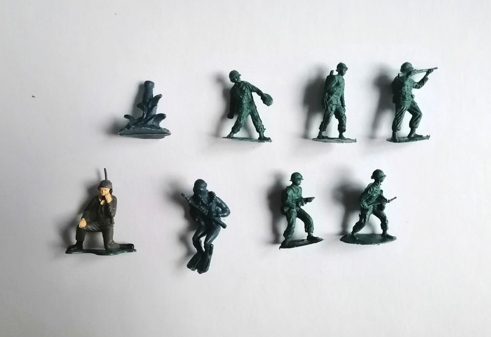 Conjunto de 5 pequenos soldados em plástico monocromático

Alturas: 4