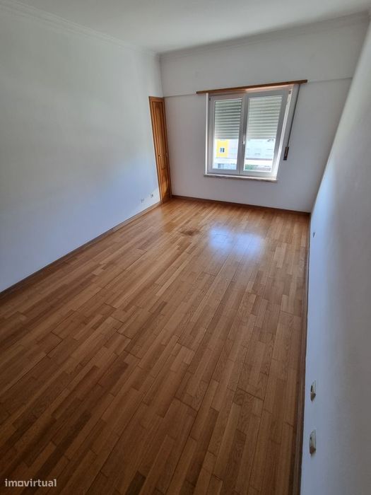 Apartamento T3 com garagem no Prior Velho