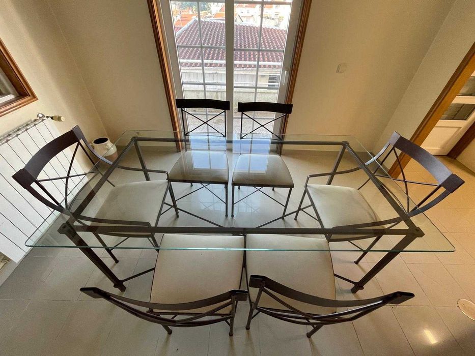 Mesa de vidro e conjunto de 6 cadeiras