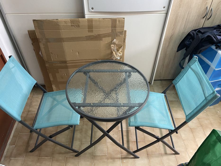 Mesa e cadeira de jardim
