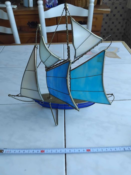 Decoração: 1 Escultura de Veleiro Miniatura em Metal e Vidro