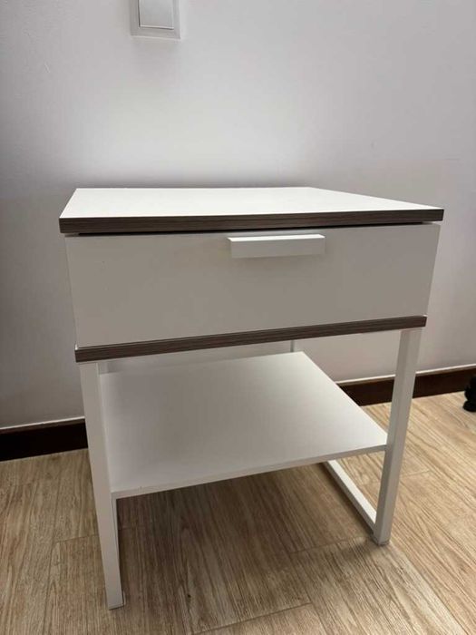 Mesa de cabeceira branca
