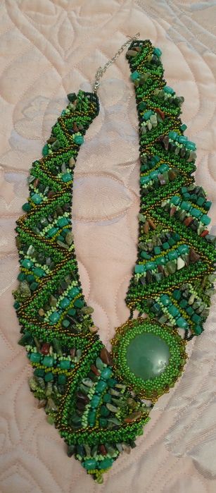 Украшения,колье и брошь.