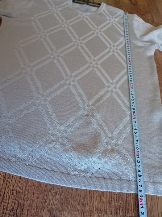 Damski, beżowy sweterek ze srebrną nitką, rozmiar 46