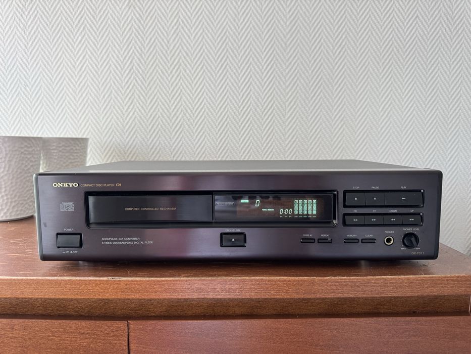 Odtwarzacz cd Onkyo DX-7011