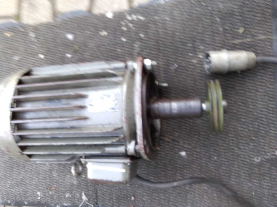 silnik elektryczny 4 kW, 2900 obrotów, 3 fazy.