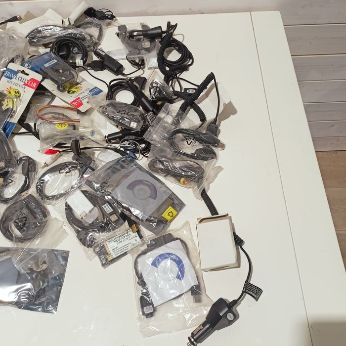 Zestaw kultowych ładowarek,kabli,baterii do telefonów itp.