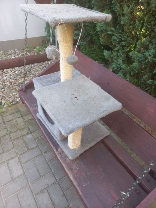 Drapak dla kota z domkiem