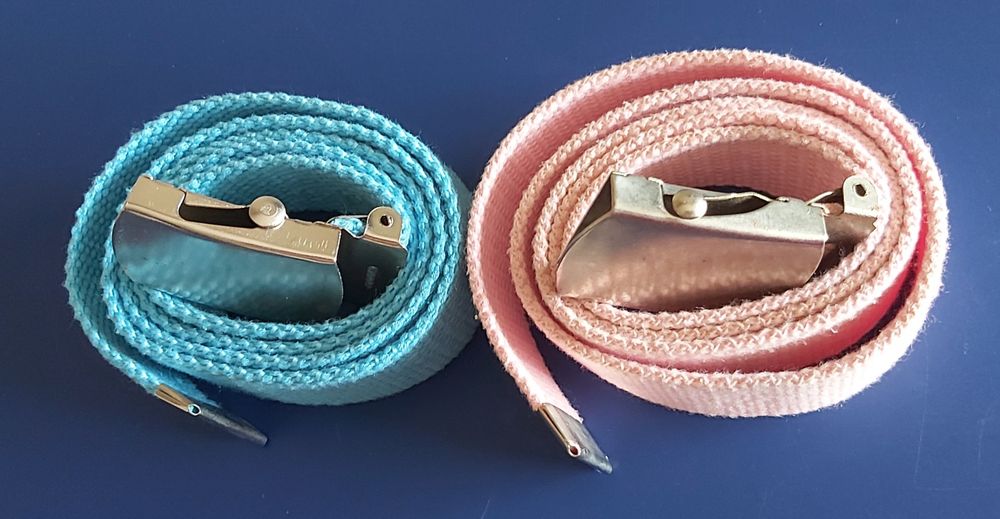 2 cintos (azul e rosa)