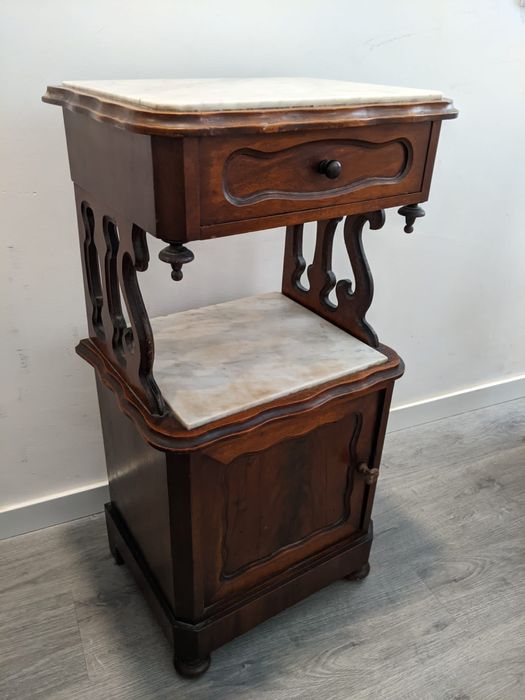 Par de mesas cabeceira com mármore; bedside table with marble