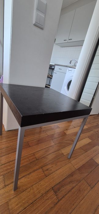 Mesa de centro em madeira e mental