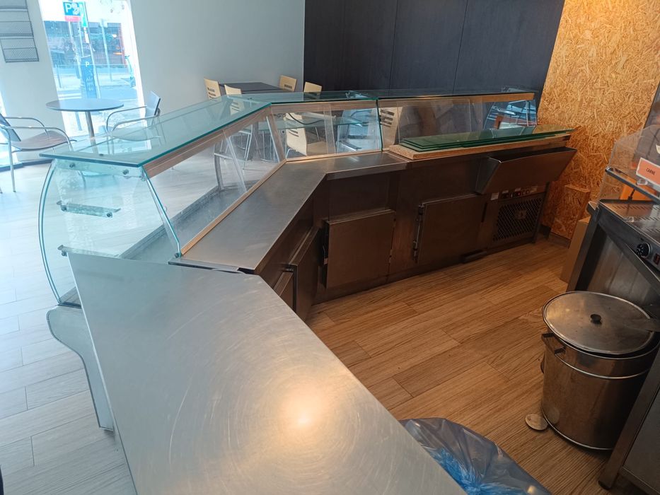 Montra refrigerada com bancada