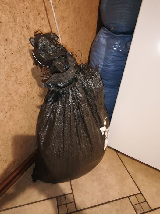Dwa worki siana i pellet dla królika