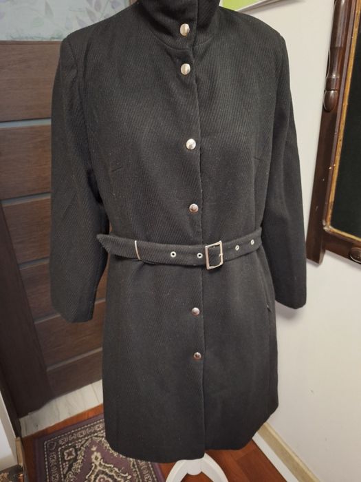 Czarny elegancki płaszcz damski.