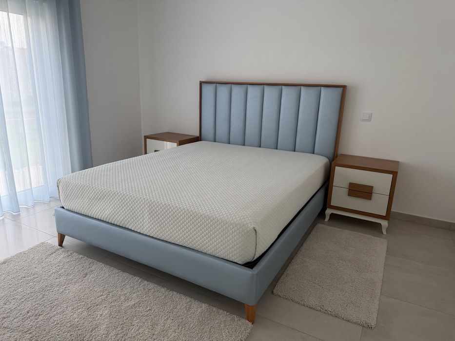 Cama de casal, mesas cabeceira e colchao