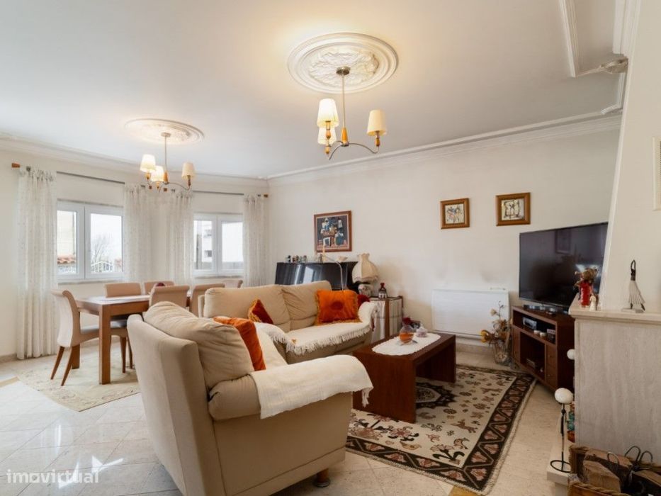 Moradia T4+1 localizada no bairro do 'Casal Novo'.