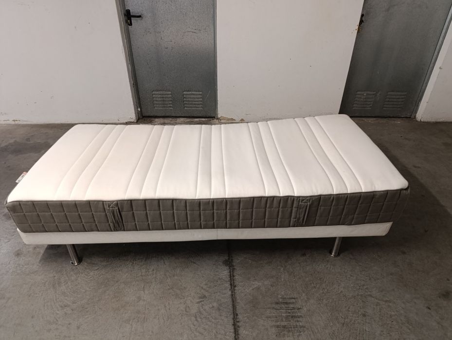 Cama de solteiro com colchão