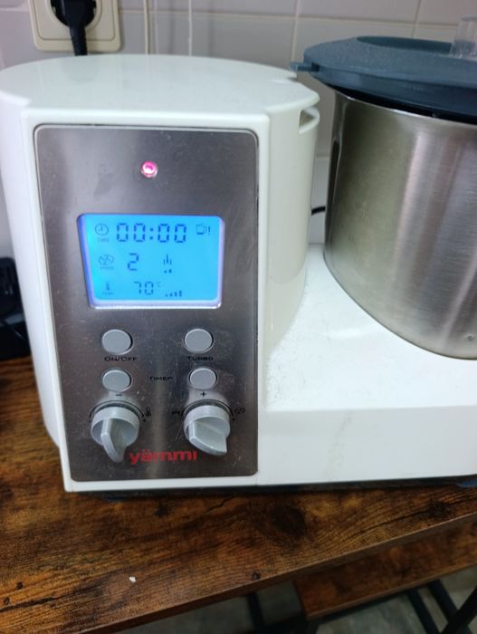 Vendo Yammi como nova com todos os acessórios