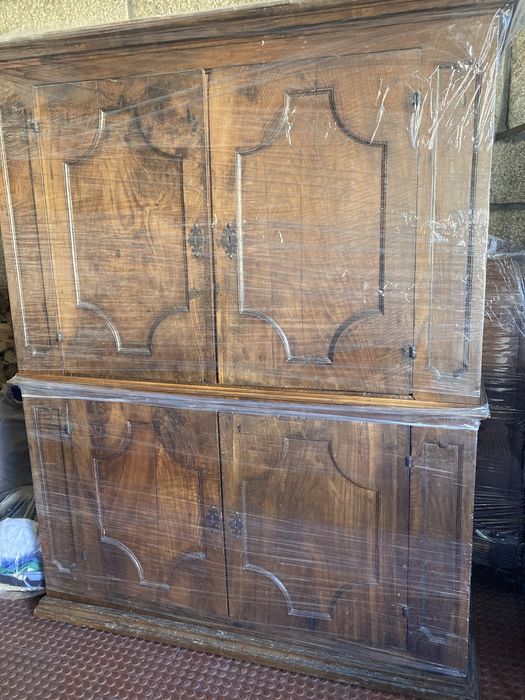 Armário em castanho de tipo popular