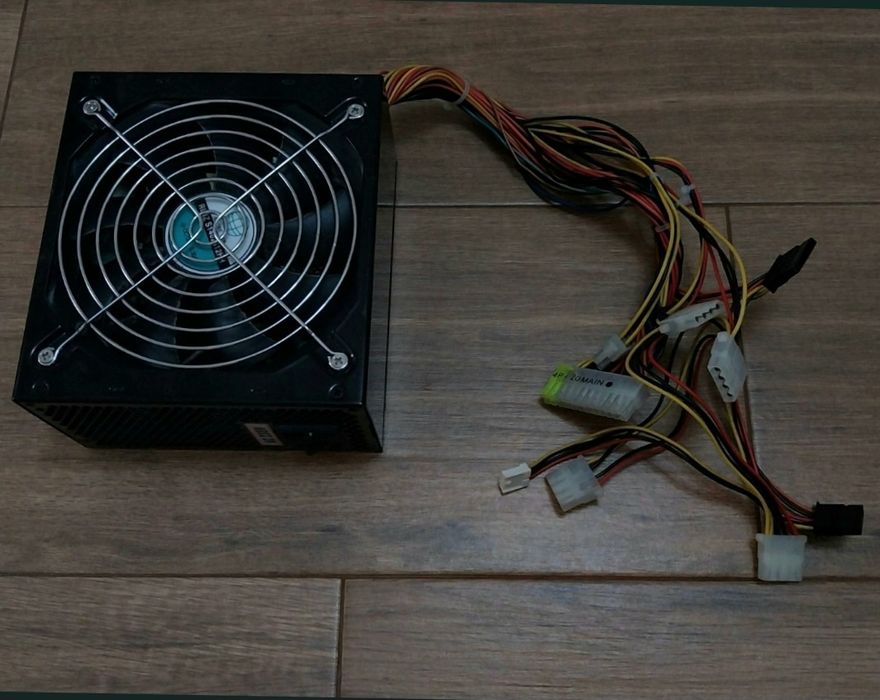 Fonte de alimentação Halfmman 650 Watts 

20 + 4 pinos