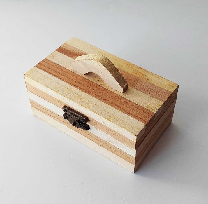 Caixinha de madeira rectangular com fecho de metal dobrável