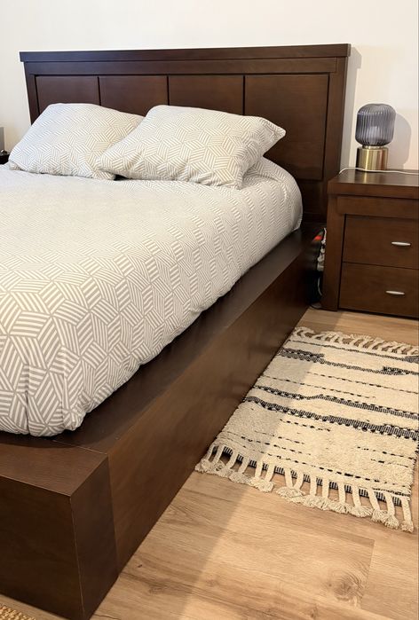Conjunto de quarto completo em madeira cor wenge.