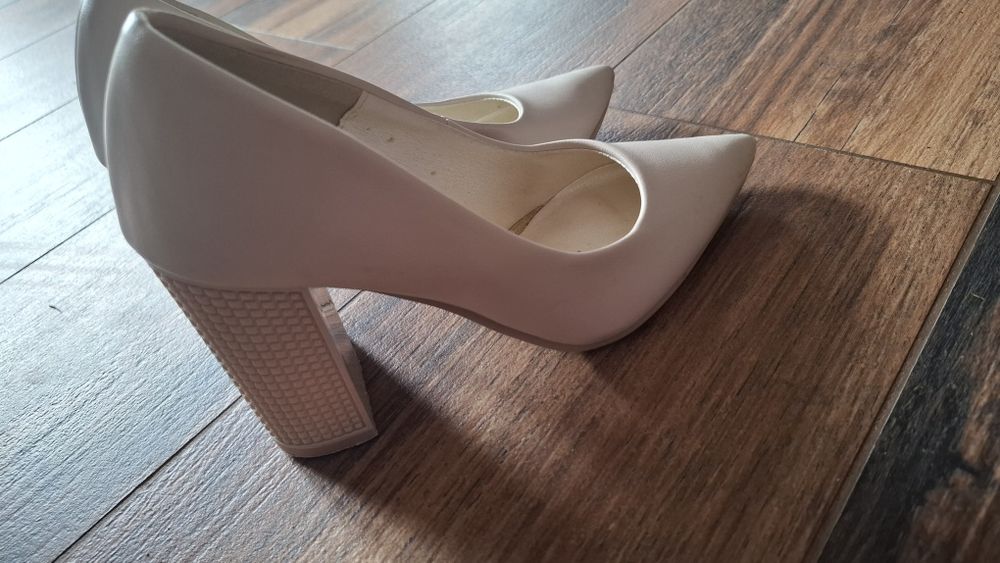 Buty ślubne na obcasie