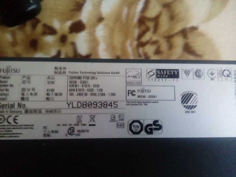 Komputer stacjonarny Fujitsu Esprimo P 700 z monitorem DELL 2210