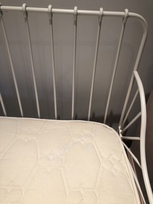 Cama de ferro branca solteiro