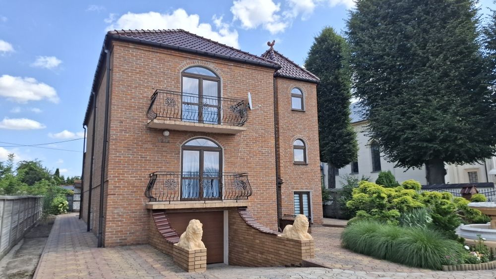 Dom mieszkalny z wieżą.