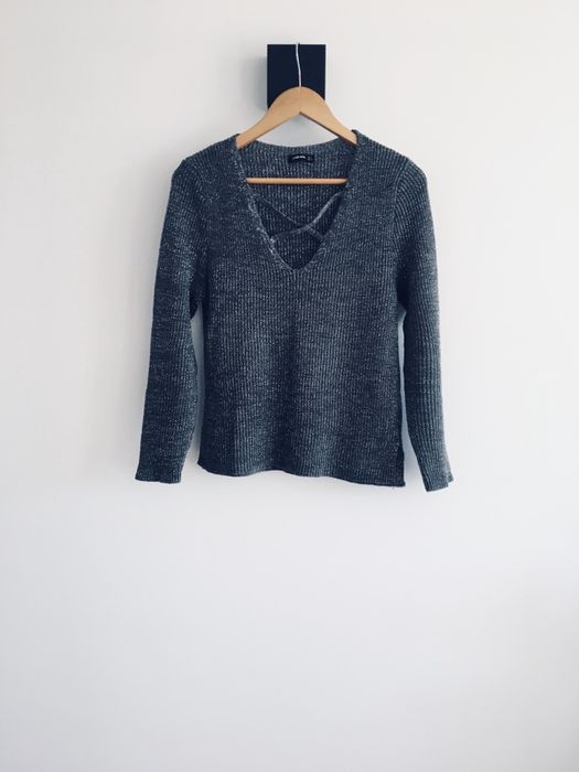 Sweter szary basic grafit Stradivarius dekolt paski