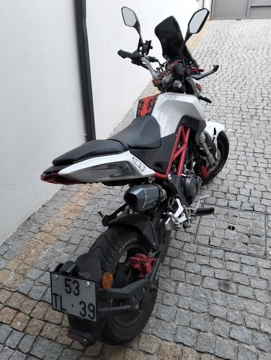 Benelli tnt 125 com extras