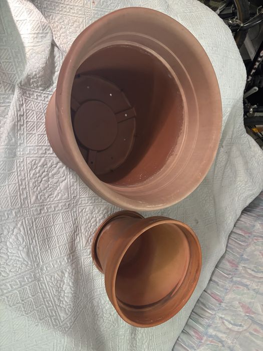Dois vasos um de barro com prato e um de plastico