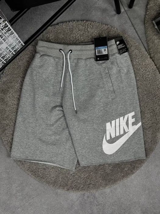 Стильні чоловічі шорти Nike